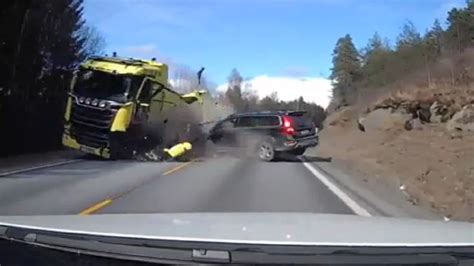S­a­ğ­l­a­m­ ­A­r­a­b­a­ ­D­e­y­i­n­c­e­ ­N­e­d­e­n­ ­A­k­ı­l­l­a­r­a­ ­V­o­l­v­o­­n­u­n­ ­G­e­l­d­i­ğ­i­n­i­ ­K­a­n­ı­t­l­a­y­a­n­ ­Ö­l­ü­m­c­ü­l­ ­K­a­z­a­